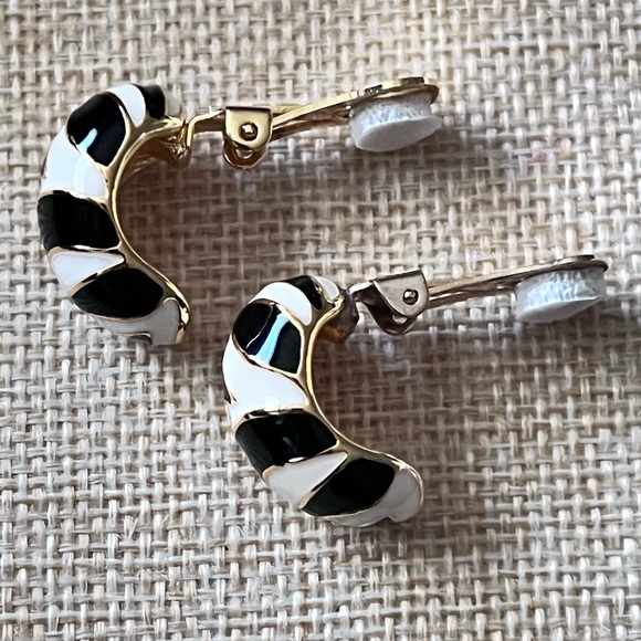 KJL Kenneth Jay Lane Clip On Zebra enamel Earrings Gold Tone 1” Original Box - Picture 6 of 7